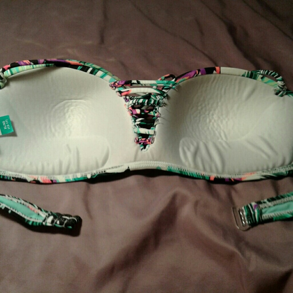 (NWOT )1XL (15-17) BIKINI TOP $15 - Picture 2 of 4